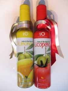 ひと瓶にレモン250個分のレモンオリーブオイル、ひと瓶にトマト10kg分のトマトオリーブオイル（各2376円）